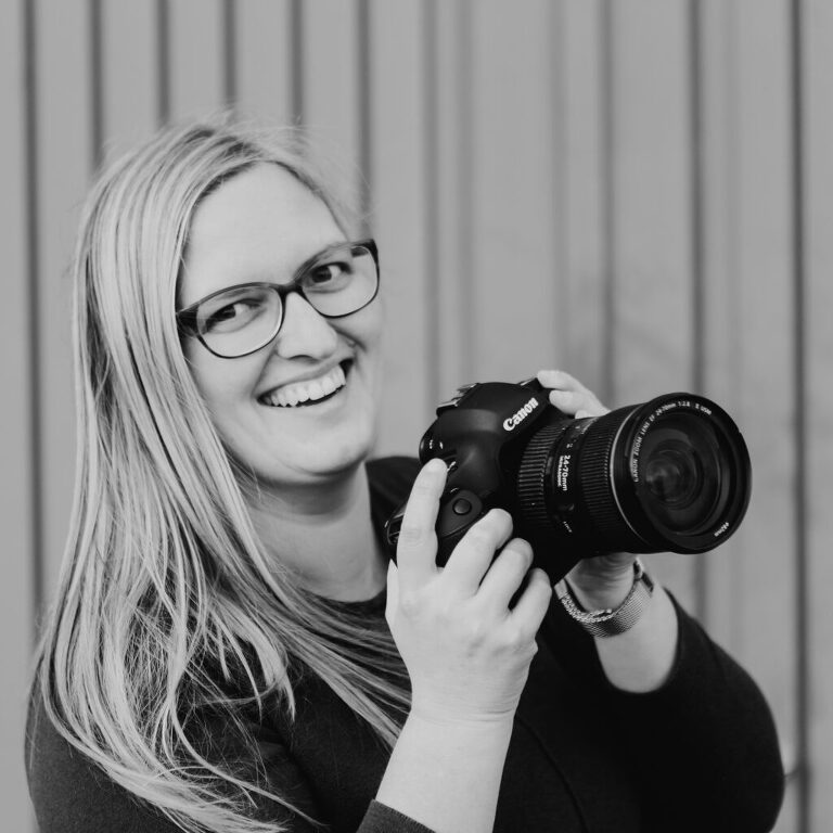 Inke Gehrling mit Kamera in der Hand