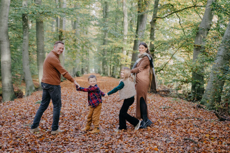 Familie hält zusammen und geht durch den Wald